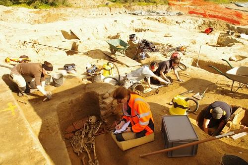 Corse, France : découverte d'une tombe étrusque en hypogée