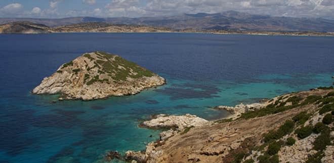 Grèce : Un monument en marbre au sommet d'un îlot pyramidal