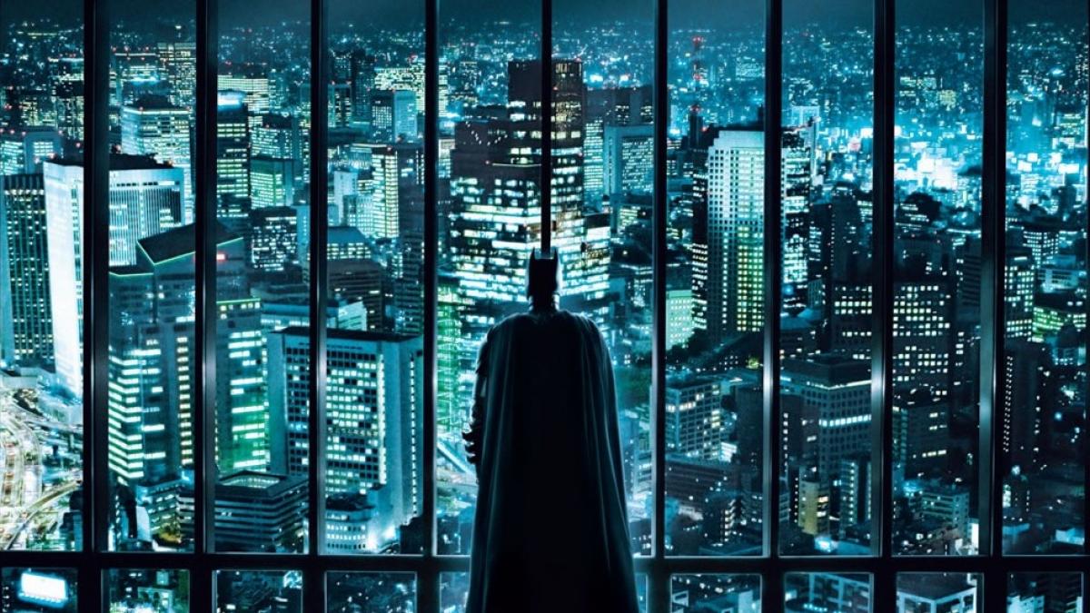 Londres : Un homme déguisé en Batman livre un escroc à la police