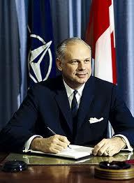 L'ancien Ministre de la Défense du Canada Paul Hellyer et ses révélations ovnis et extraterrestres