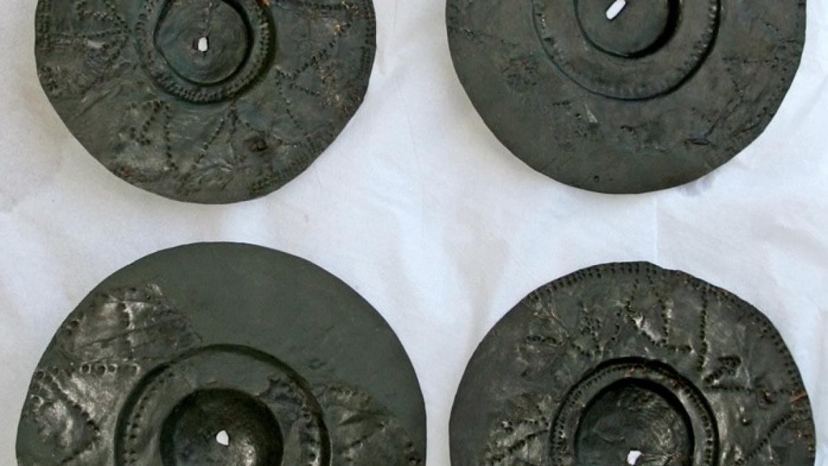 Des plaques de cuivre rondes antiques étonnent les spécialistes