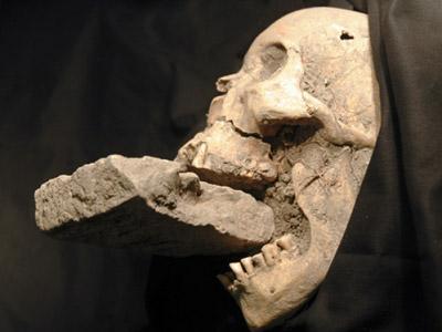 Bulgarie : des squelettes de vampires potentiels découverts